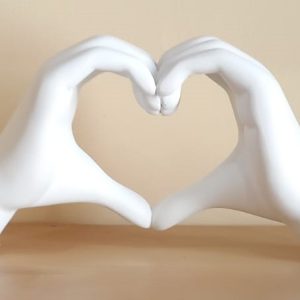 Mani a cuore bianco