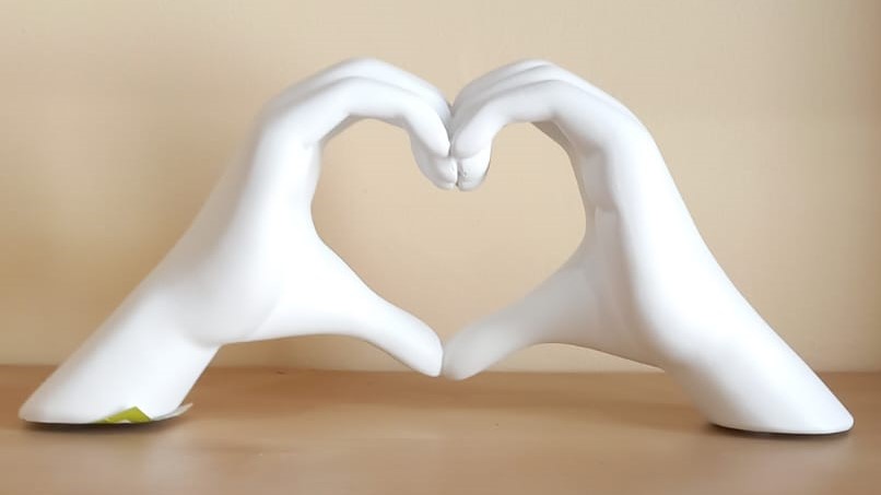 Mani a cuore bianco